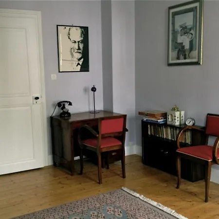 D'hotes La Celestine Bed & Breakfast 4*