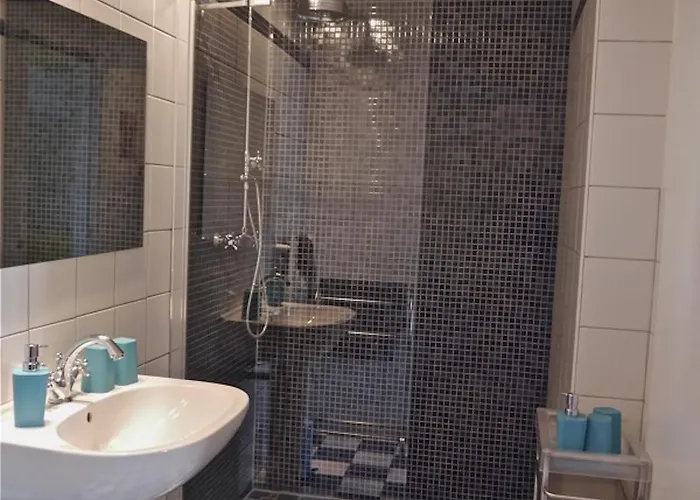 D'hotes La Celestine Bed and Breakfast 4*