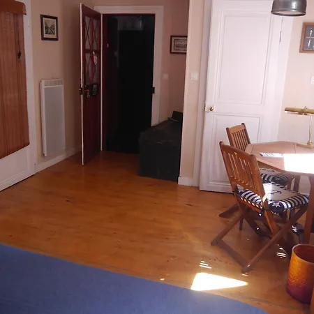 D'hotes La Celestine Bed & Breakfast 4*